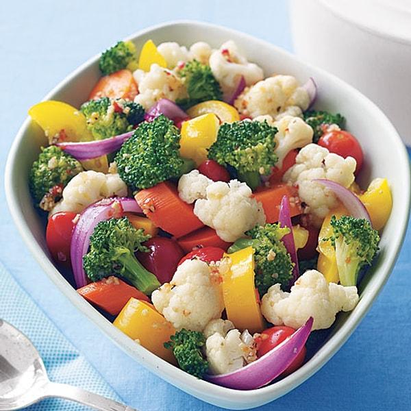 2. Çiğ sebzeleri salatalara ekleyin.
