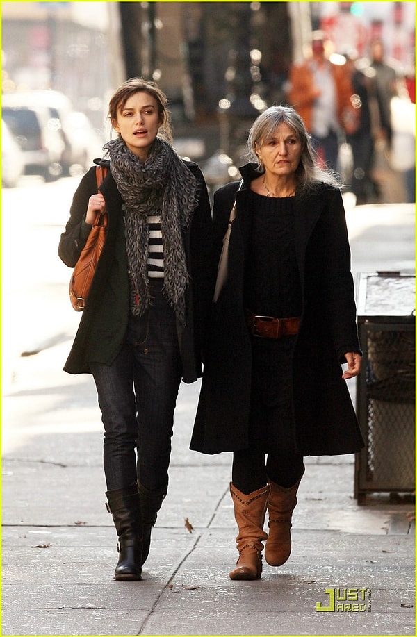 21. Keira Knightley ve annesi Sharman