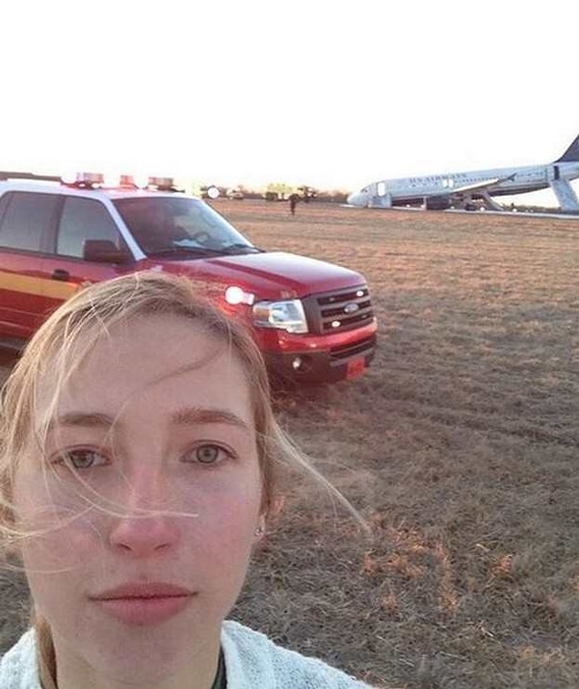 15. Uçak düştü mü selfie çekiliyor demek ki, adet böyle olsa gerek