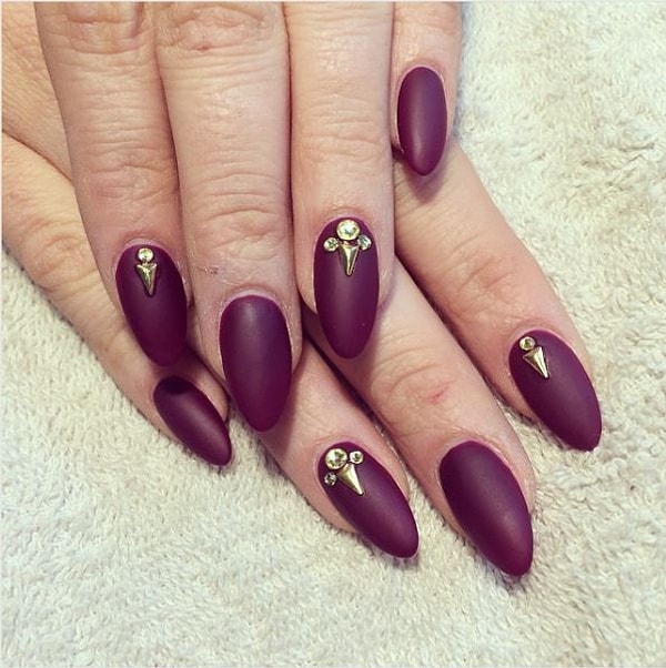 2. Золотые акценты смотрятся идеально на сливовом