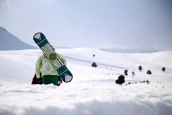 Önce kayak, ardından da snowboard alanında kendini geliştirdi.