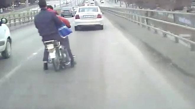 Konya'da Motosiklete Bilerek Çarpıp Kaçan ve İki Kişinin Hayatını Tehlikeye Atan Otomobil Sürücüsü