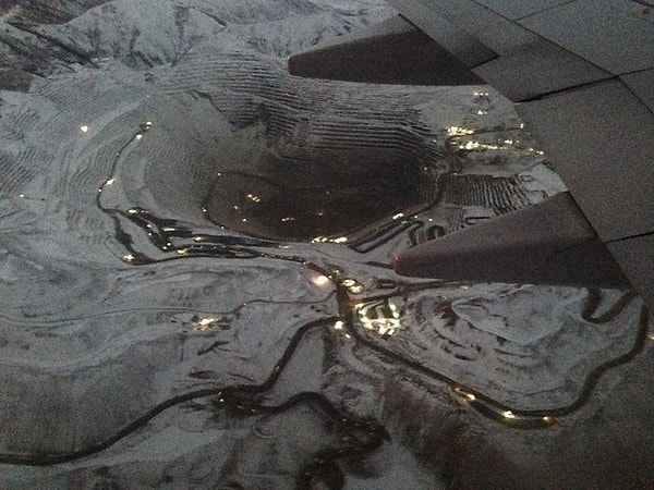 20. Пролетая над медной шахтой.