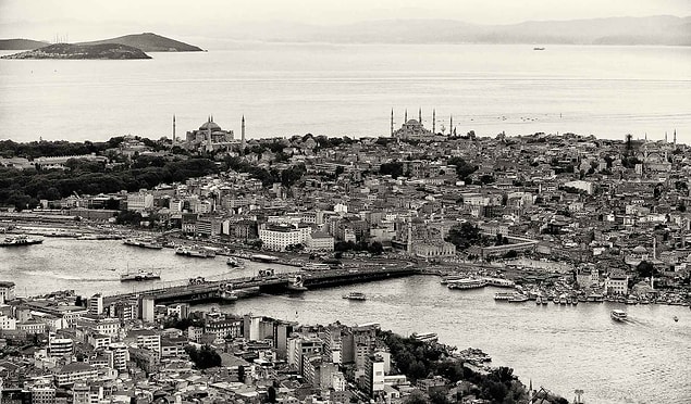Fuat Edip, çaresiz bir şekilde, rüyasında gördüğü kızı yüreğinden silemediği halde istemeye istemeye bir kızla evlendirilir.