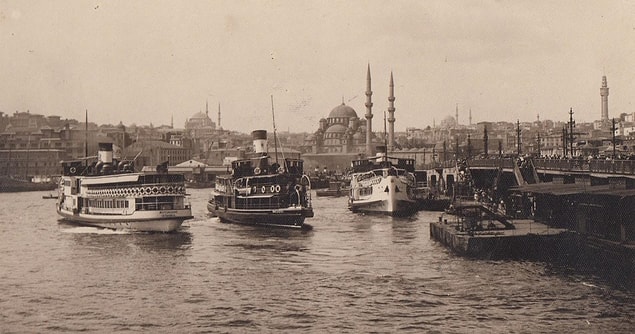 Adeta beyninden vurulmuş bir halde yoluna devam ederken şu mısraları mırıldanır: