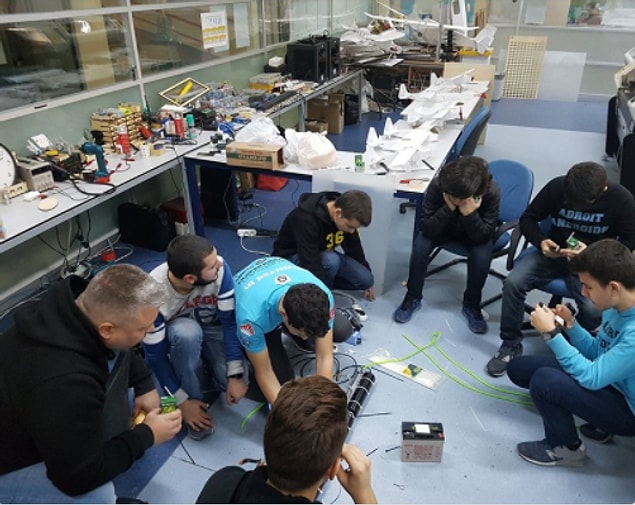 Bahçeşehir Fen ve Teknoloji Lisesi FRC Robotik Takımı, yavru köpek 'Kuyu' için robotik bir kol tasarlamış ve kurtarma çalışmalarına katılmıştı.