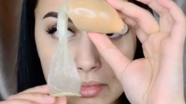 По словам Лайлы, таким образом спонж не забирает лишнее количество тонального крема, при этом легко и равномерно распределяя последний по лицу.