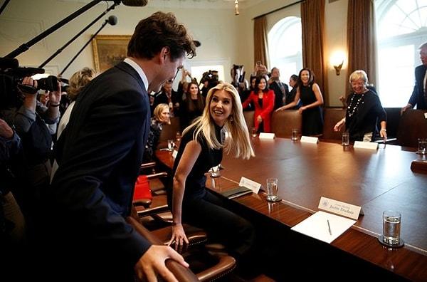 Ama bu beklenen buluşmada göze çarpan farklı bir olay da vardı: Trump'ın kızı Ivanka Trump da Trudeau ile tanışma şerefine nail oldu.