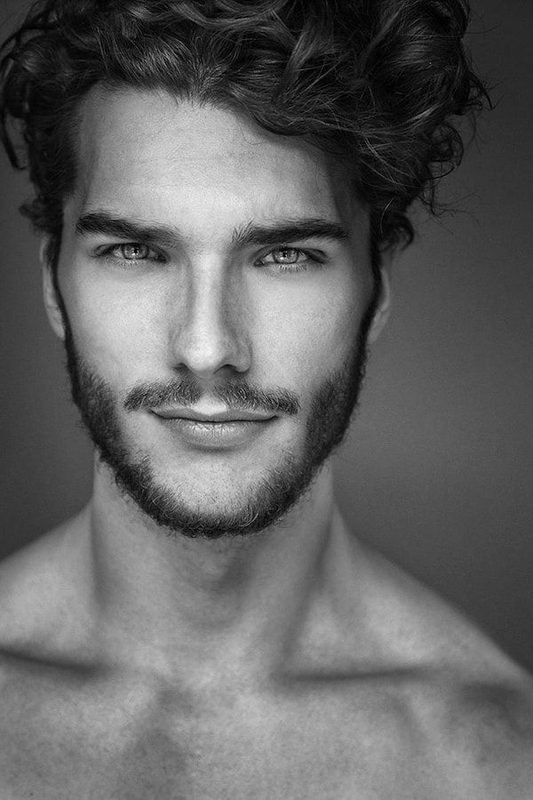 1. Aurélien Muller - Инженер / Модель