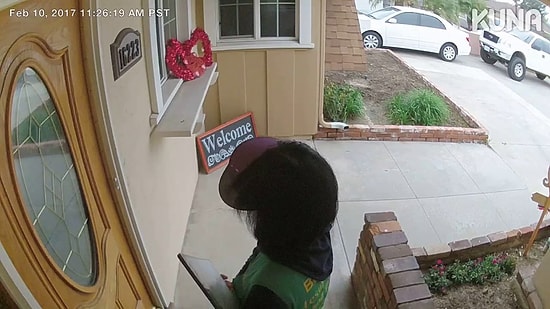 Kapıya Broşür Bırakan Kadının Aklını Alan Korumacı Köpek