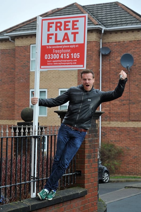 Для решения этого вопроса наилучшим образом, Марко проводит беседы с местными жителями и группами, которые помогают бездомным.