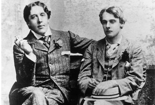 Lord Alfred'in endişeli babası Oscar'ı taciz etmeye başladı, 'The Importance of Being Earnest'in prömiyerinde onu sebzelerle taşlamak gibi.