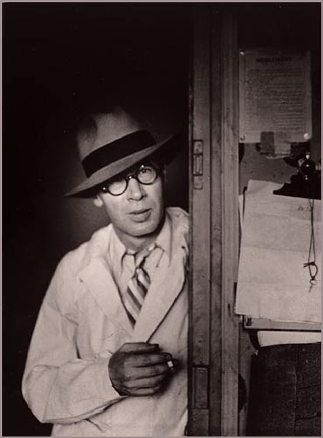 1934'te parasını Henry'nin yayımlanan ilk kitabı 'Tropic of Cancer'a yatırdı. Roman Amerika'da müstehcenlikten yasaklandı, sonra da modern bir klasik oldu.