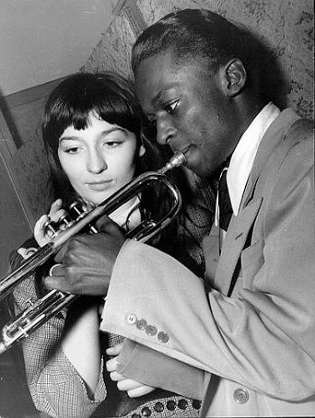 Genç şarkıcı ve oyuncu Miles Davis ile tanıştığında, Jean-Paul Sartre için zaten neşe kaynağıydı ve yazar Boris Vian'ın yakın arkadaşıydı.