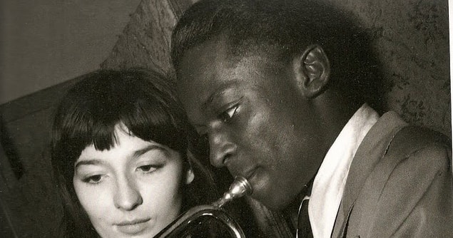 Juliette ve Miles daha sonra New York'ta buluştular, insanlardan gördükleri tepkiler onlar için bir uyan çağrısıydı.