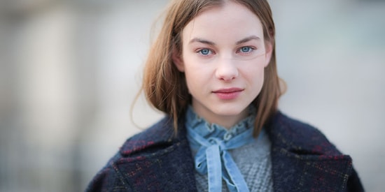 Какая из этих пар глаз принадлежит женщине?