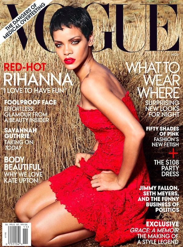 5. Bir kez daha Vogue dergisi için poz verdiğinde ve içinde harika göründüğü kırmızı straplez elbisesiyle ruhumuzu delip geçtiğinde...