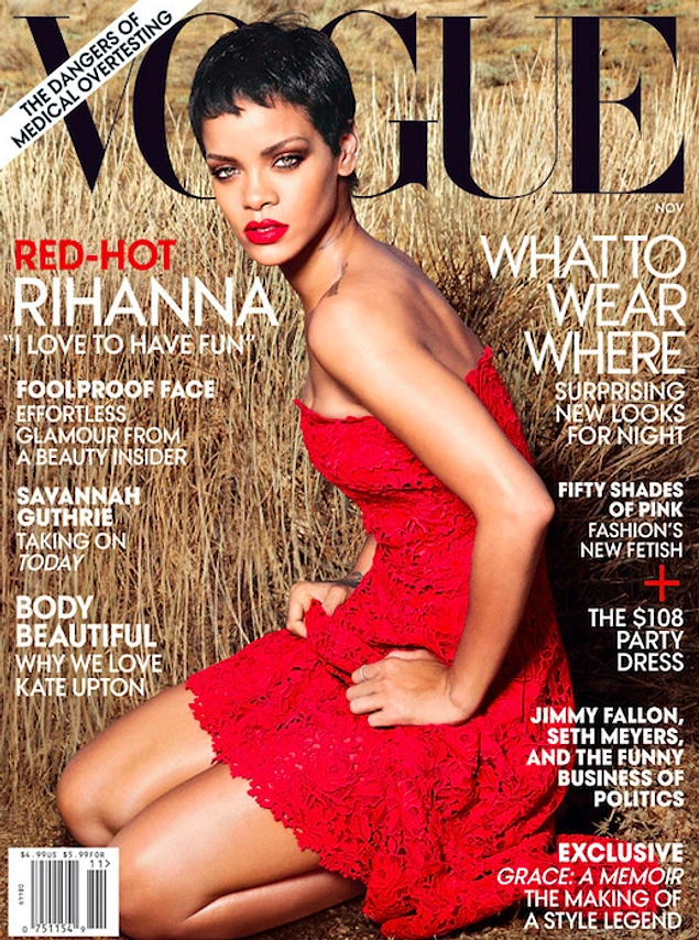 Bir kez daha Vogue dergisi için poz verdiğinde ve içinde harika göründüğü kırmızı straplez elbisesiyle ruhumuzu delip geçtiğinde...