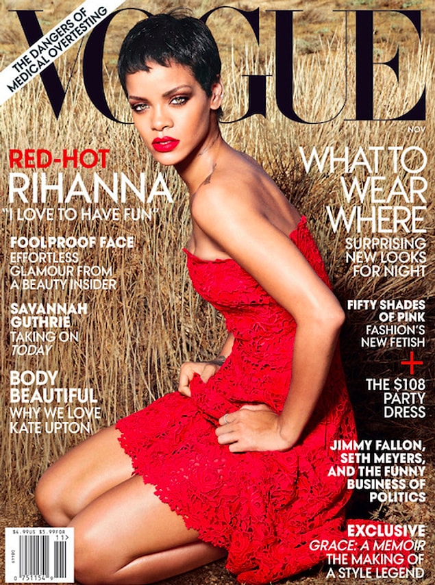 5. Bir kez daha Vogue dergisi için poz verdiğinde ve içinde harika göründüğü kırmızı straplez elbisesiyle ruhumuzu delip geçtiğinde...