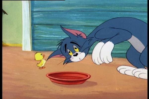 5. Şimdi sınav gibi sorumuz geliyor: Tom ve Jerry'nin bir bölümünde üzerine oturduğu için yumurtası kırılan ve Tom'u annesi sanan ördeğin adını hatırlıyormusun?