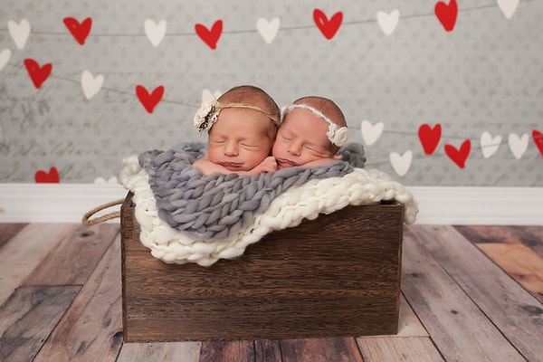 6. После этого они вернулись в студию, чтобы продолжить фотосессию. И мама уложила их вместе с сестренками.