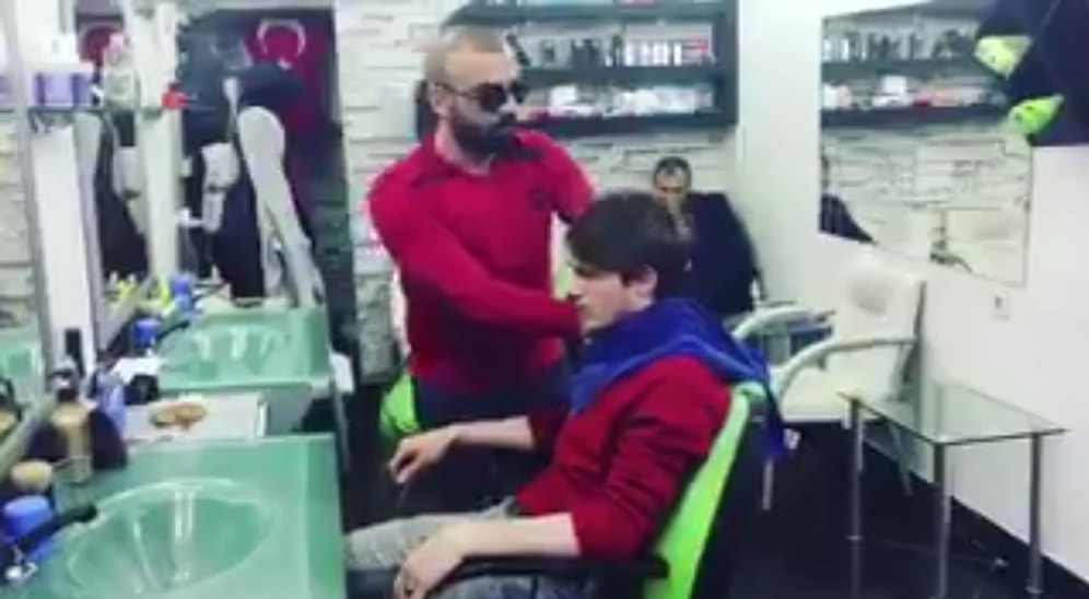 En İyi Nusret Parodisi: İnsanın Sinirlerini Bozarcasına Müşterisini Tokatlayan Berber