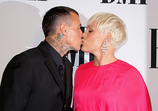 8. Пинк сделала предложение своему мужу на мотоцикле