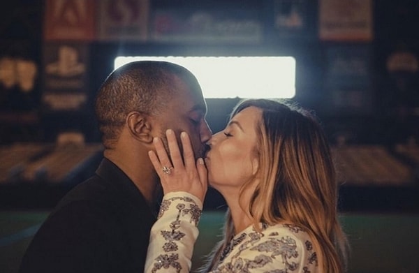 1. Арендовать стадион, чтобы сделать предложение - это в стиле Канье Уэста