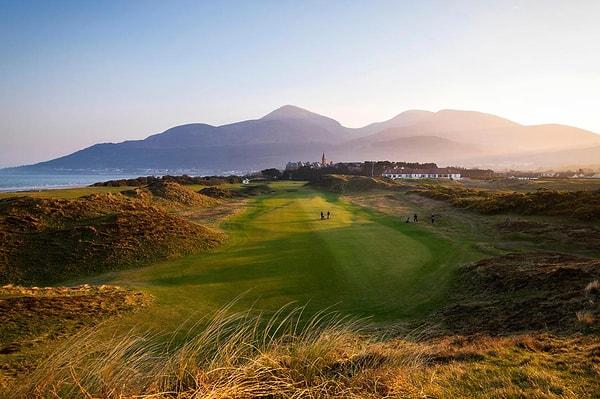 Kuzey İrlanda'da golf oynayarak keyifli zaman geçirmek de seçenekler arasında.