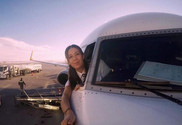Boeing 737 kullanan genç kadın pilotumuz, işiyle ilgili yaşadığı bütün heyecanı Instagram sayfasından paylaşıyor.