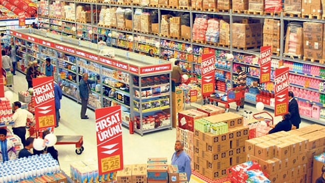 3. Ucuz olmalarıyla ünlenen marketlerden alışveriş yapmak da kulanılabilen bir yöntem. Bazı ürünlerin gerçekten daha ucuza satılmasının yanı sıra eğer indirimdeki ürünleri takip ederseniz çok güzel fiyatlarla karşılaşabilirsiniz.