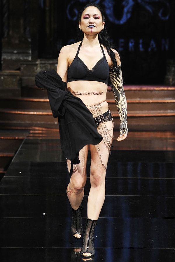 Обнаружив, что она больше не может носить стандартное нижнее белье, она решила перейти к разработке подходящих таким, как она, женщинам бюстгальтеров.