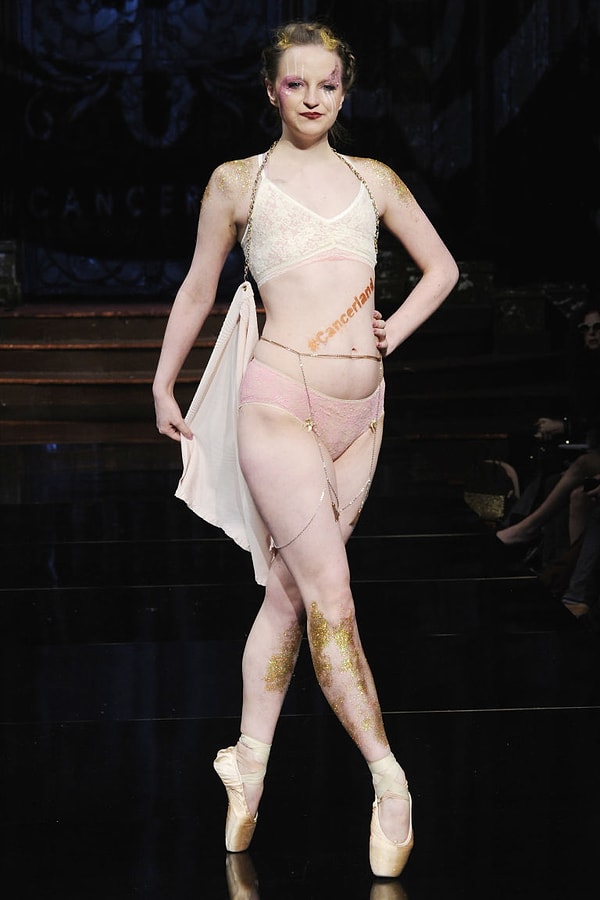 Средства, собранные на дефиле, были перечислены благотворительной организации "Cancerland".