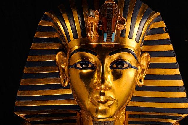 4. Tutankhamun’un annesi ve babası büyük ihtimalle kardeşti. Bu nedenle bir ayağı çolak, geniş kalçalı, iri göğüslüydü. Baston olmadan yürüyemiyordu ve zayıf bir bağışıklık sistemi vardı.
