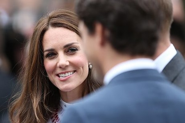 3. По взгляду Кейт можно понять, что она также была смущенна и очарована Трюдо