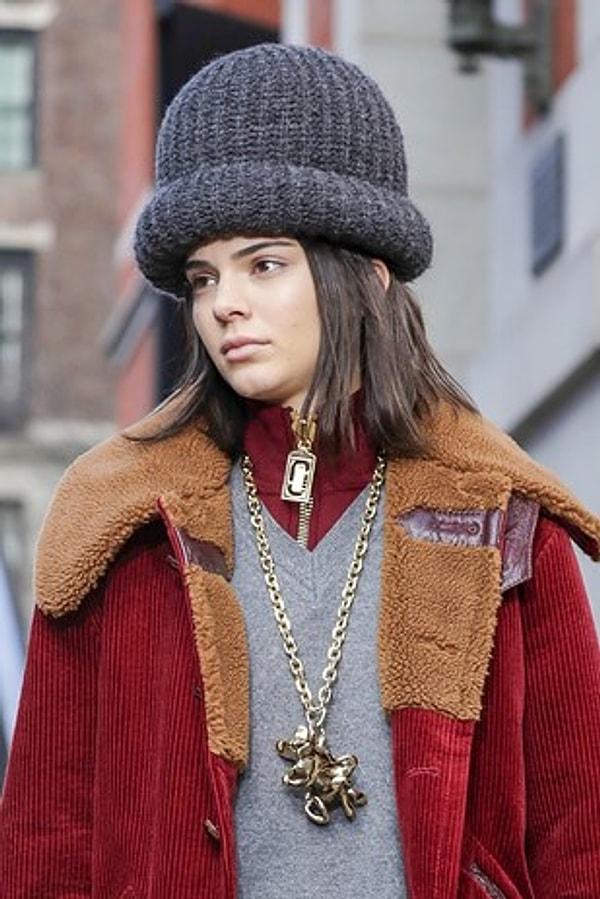 Kendall Jenner New York Moda Haftası'nda Marc Jacobs defilesinde yürüdü. Kendisi kusursuz görünürken şapkası farklı bir boyuttaydı.