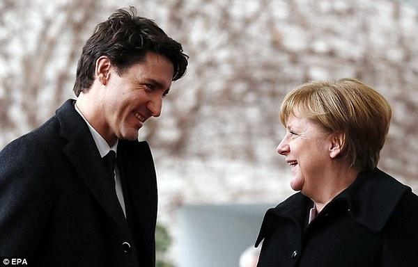 Bugün çekilen fotoğrafa bakıldığında, Alman liderin de Trudeau'nun büyüsüne kapıldığını söyleyebiliriz.
