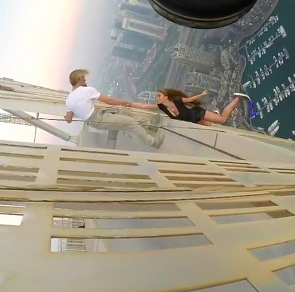Baş döndürücü çekim Dubai'nin Cayan Kulesi'nde gerçekleşti.