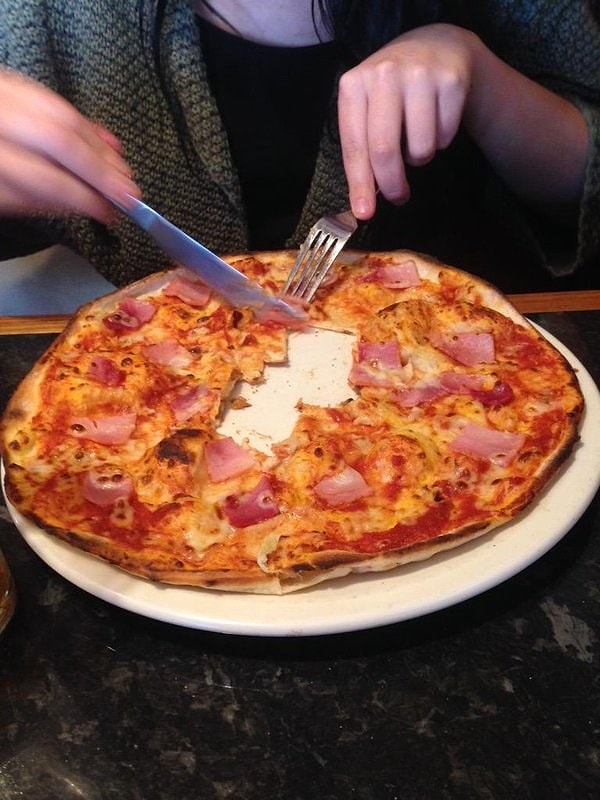 2. Что за люди едят пиццу с помощью ножа и вилки?