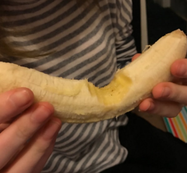 7. Этот банан рос не для того, чтобы его съели таким способом!