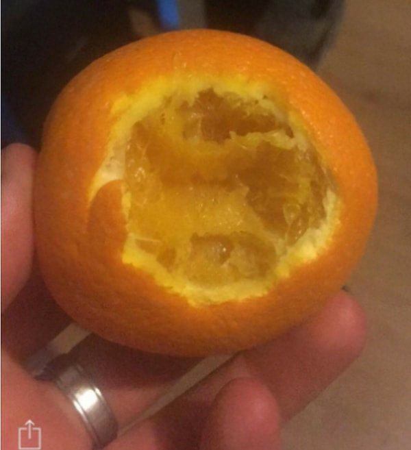 12. Зачем так есть апельсин? Ты в своем уме?