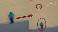 Wal-Mart'a Dava Açabilmek İçin Tehlikeli Tabelanın Altında Saatlerce Bekleyen Eleman