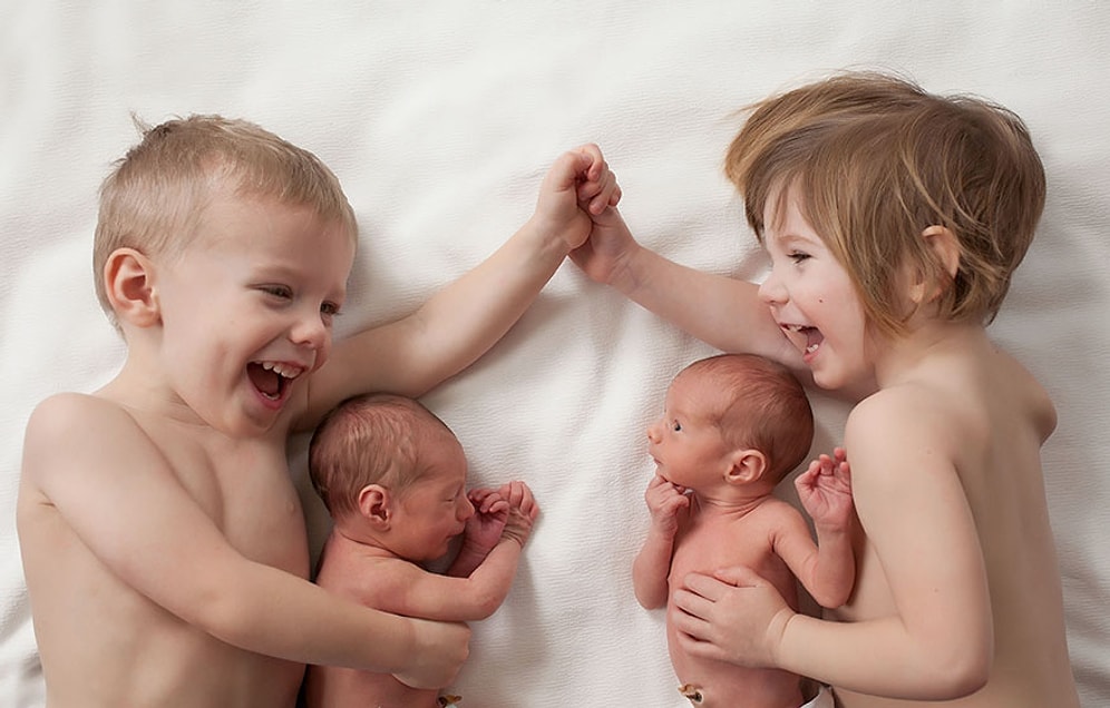 Annelerinin Paylaştığı Fotoğraflarla Kalpleri Yağ Gibi Eriten İki Dünya Güzeli İkiz