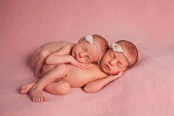 Yeni doğan ikizler eve geldiğinde ebeveynler bu görüntünün fotoğraf çekimi için harika olacağını düşündüler.