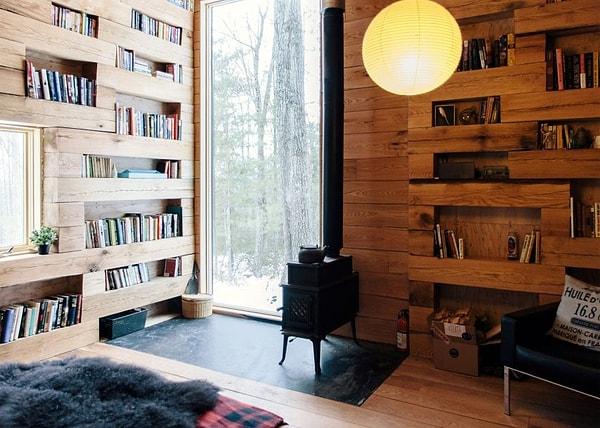 Tek oda biçiminde tasarlanan bu kabin, kütüphane işlevinin yanı sıra, eve gelen misafirlerin konakladığı misafir odası olarak da kullanılıyor.
