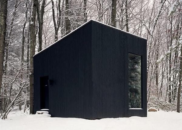 Bu siyah kulübe, New York'taki bir sayfiye evinin, evden bağımsız olarak inşâ edilmiş kütüphanesi!