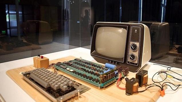 16. 1976 yazında Steve Jobs'ın garajında üretilen Apple-1 bilgisayarı, 2014 yılında düzenlenen bir müzayedede 905,000 dolara satılmıştır.