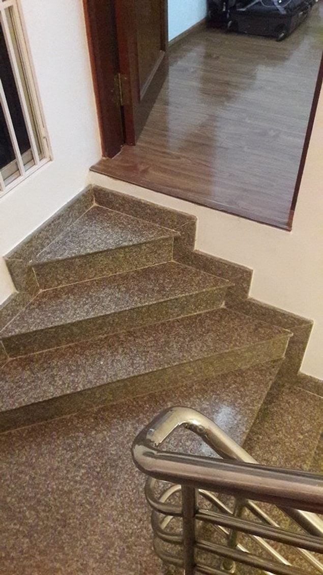 12. ''Ağır ağır çıkacaksın bu merdivenlerden...''