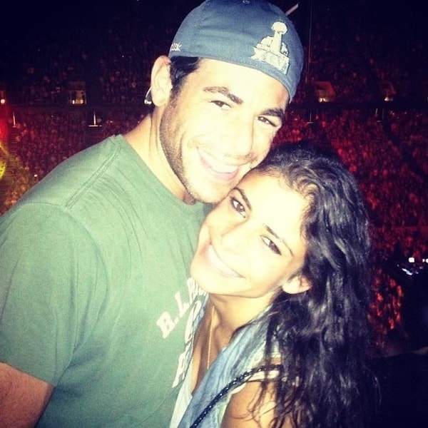 К слову, это не первый случай в этих семьях, когда деньги оказались важнее любви. В прошлом году Брэд Мосс подал в суд на свою предыдущую невесту из-за подаренного ей кольца за 125.000 долларов. Он требовал возмещения его стоимости.