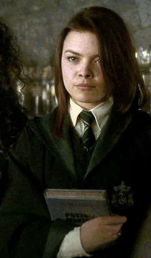 Derginin yeni sayısı Harry Potter oyuncusu Scarlett Byrne'ı da barındırıyor. Tabii biz onu Slytherin'in Pansy Parkinson'ı olarak tanıyoruz. Ancak kendisi aynı zamanda Hugh Hefner'ın oğlu Cooper ile nişanlı.